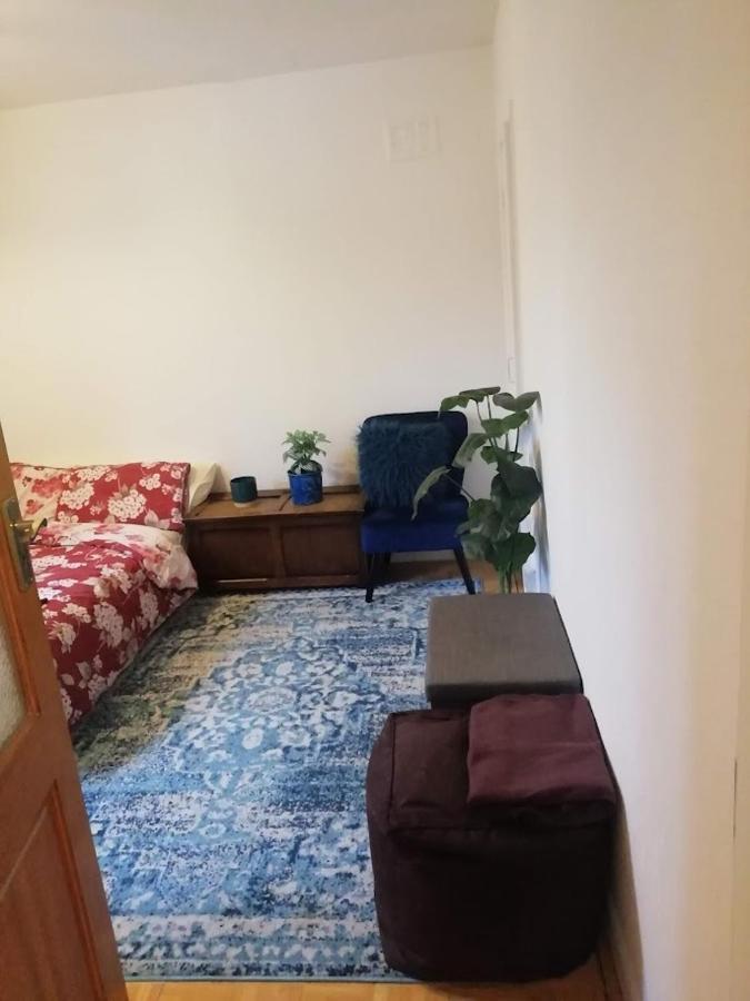 Single Bedroom In A Cozy Maisonette - Bushey Bagian luar foto