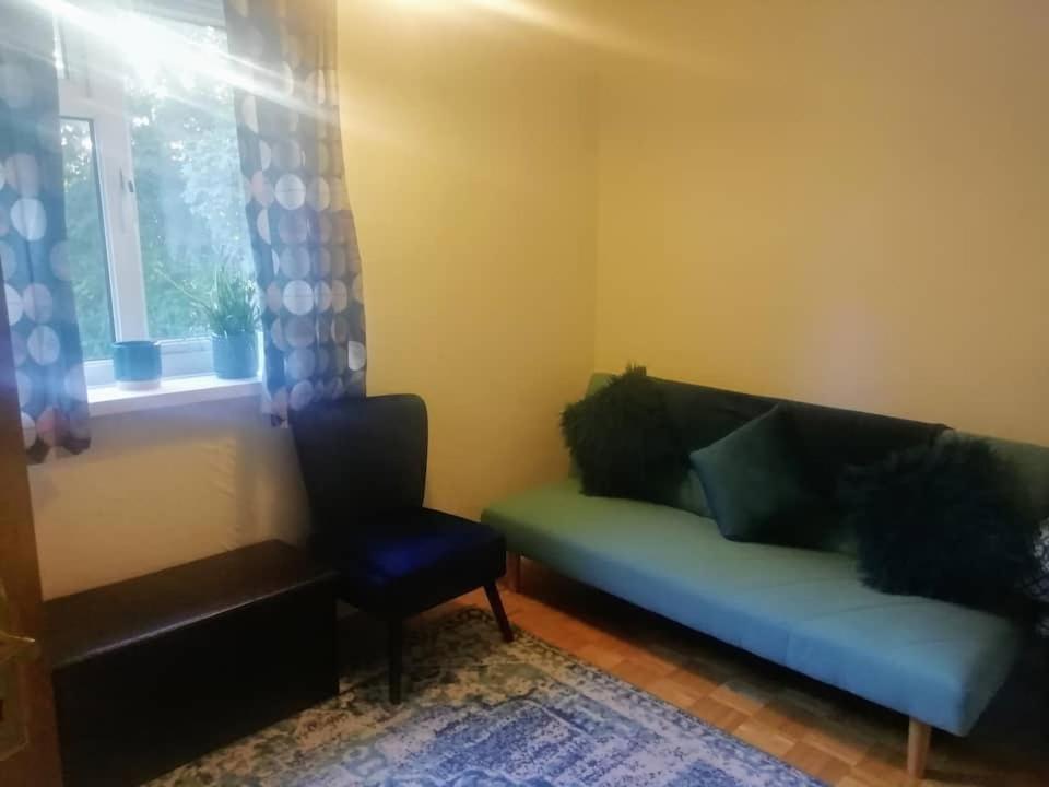 Single Bedroom In A Cozy Maisonette - Bushey Bagian luar foto