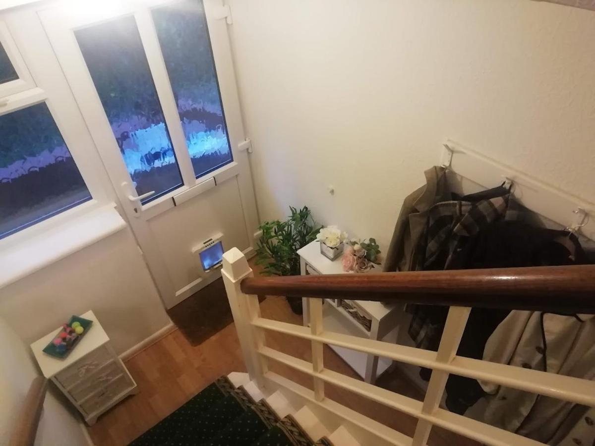 Single Bedroom In A Cozy Maisonette - Bushey Bagian luar foto