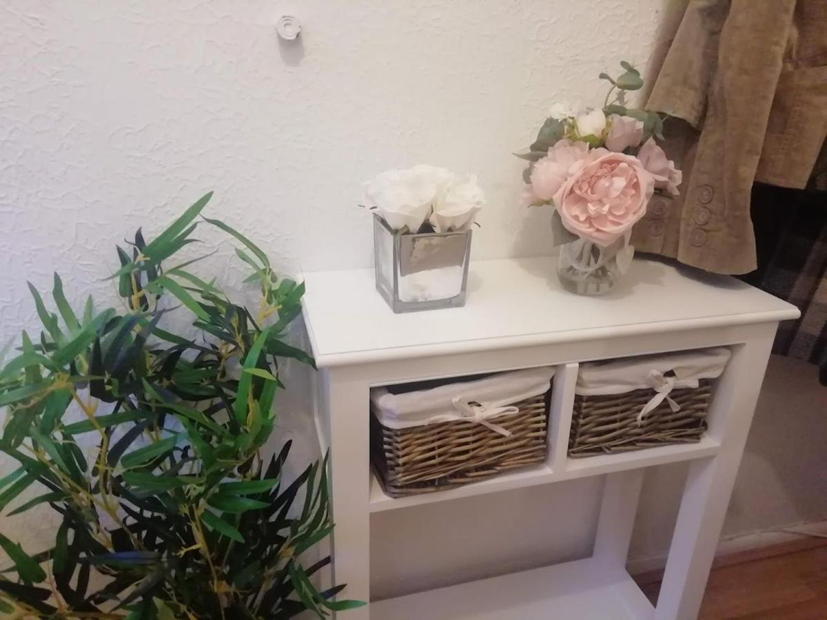 Single Bedroom In A Cozy Maisonette - Bushey Bagian luar foto