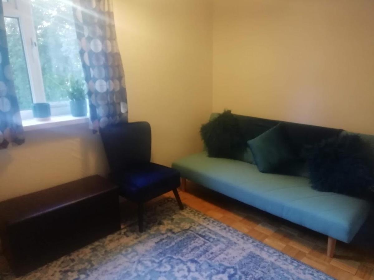 Single Bedroom In A Cozy Maisonette - Bushey Bagian luar foto